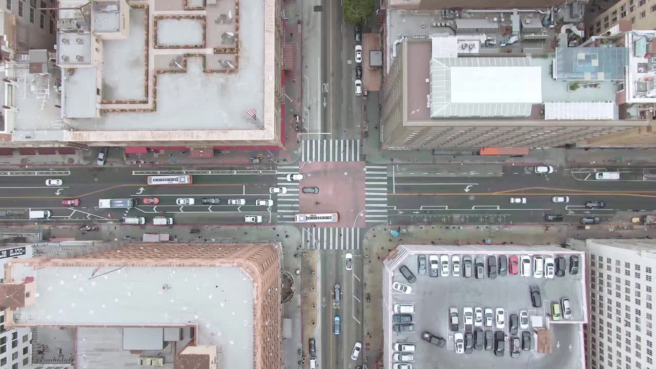 从空中俯瞰洛杉矶街道。汽车和城市公共汽车视频素材