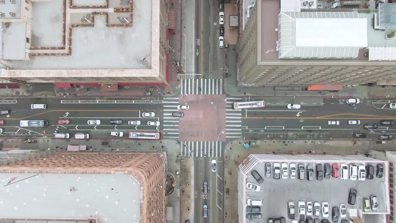 从空中俯瞰洛杉矶街道。汽车和城市公共汽车视频素材