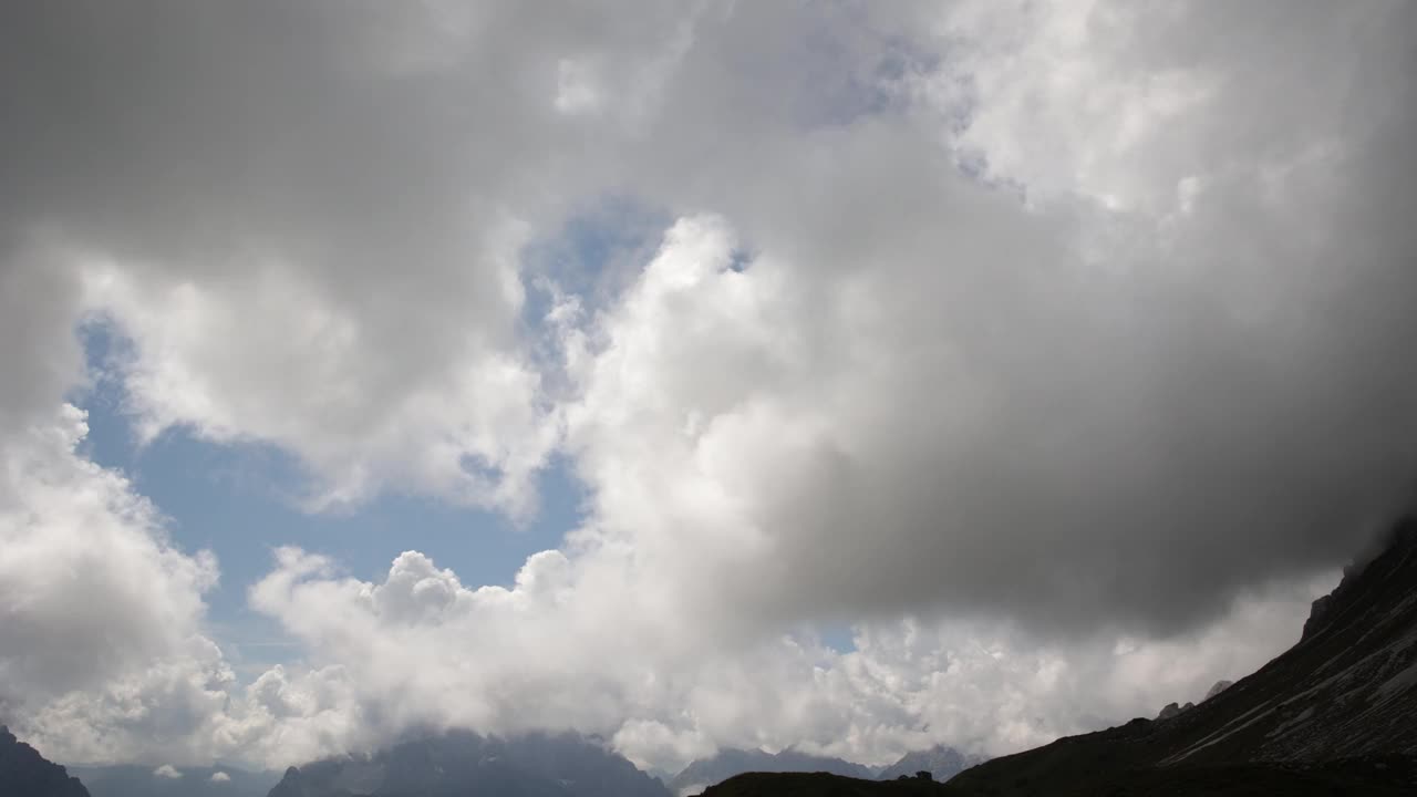 在日光、自然和天气的概念下，云天全景变化的山区景观的时间间隔，视频素材