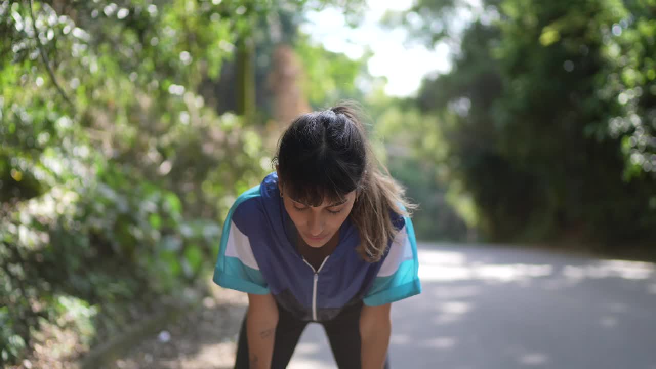 疲惫的女人在森林里奔跑视频素材