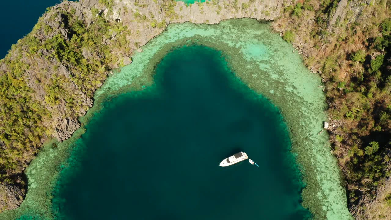 带泻湖和绿松石水的海景视频素材