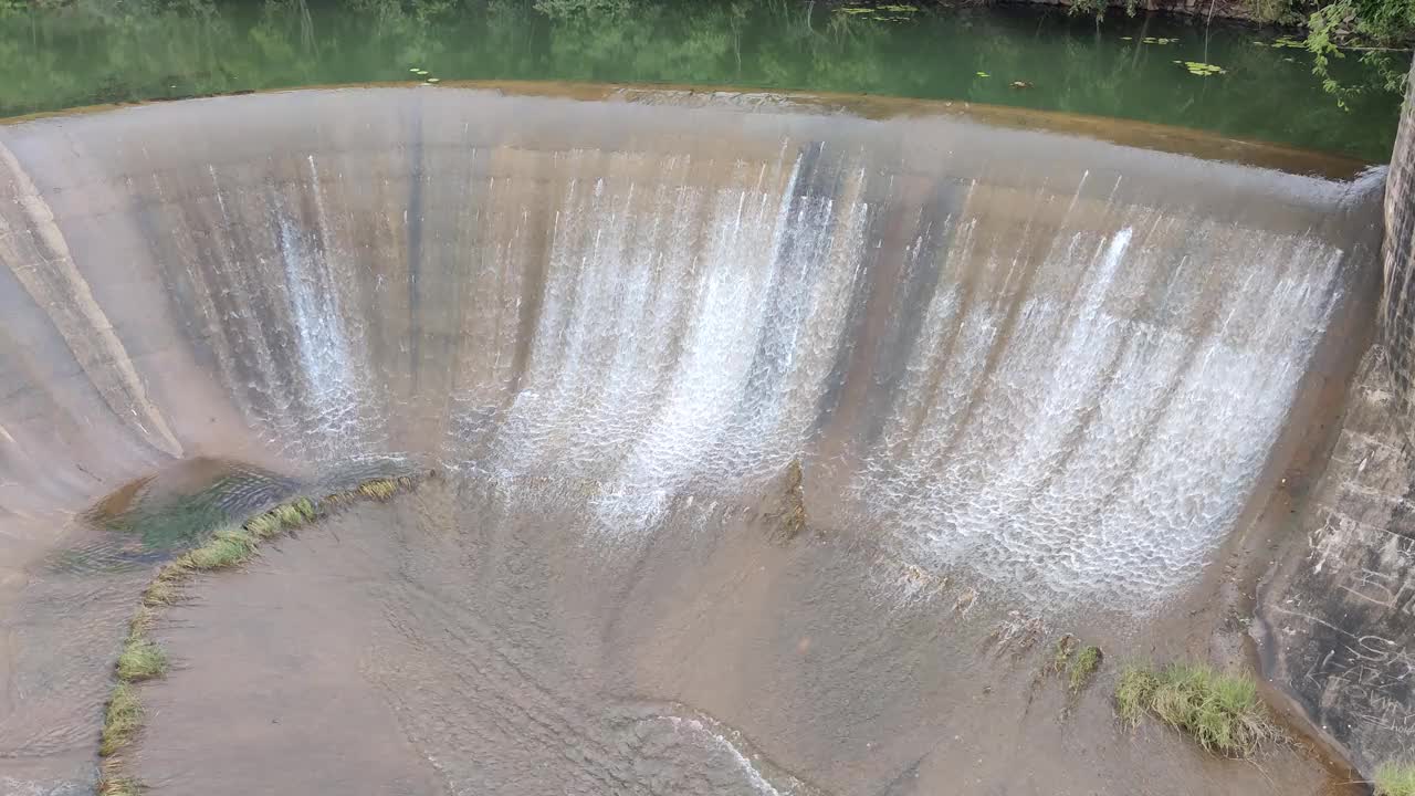 大坝水库水稳流动，景色优美视频素材