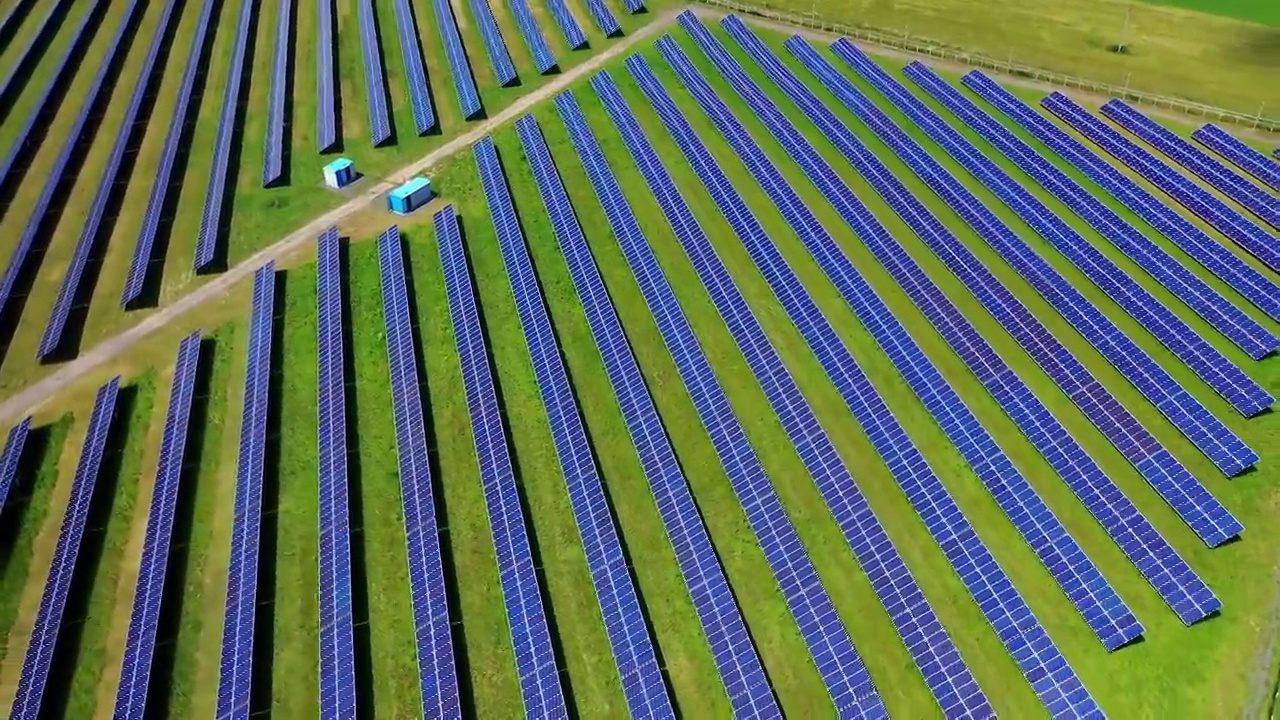 野外生态太阳能电站面板。可再生太阳能电池在阳光下产生绿色能源。自然环境中的电气创新。鸟瞰图。视频素材