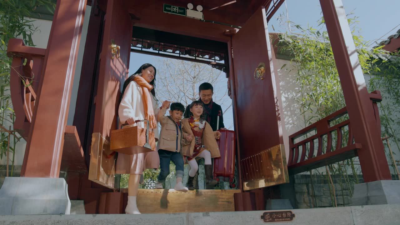 幸福的家庭庆祝新年视频素材画面1