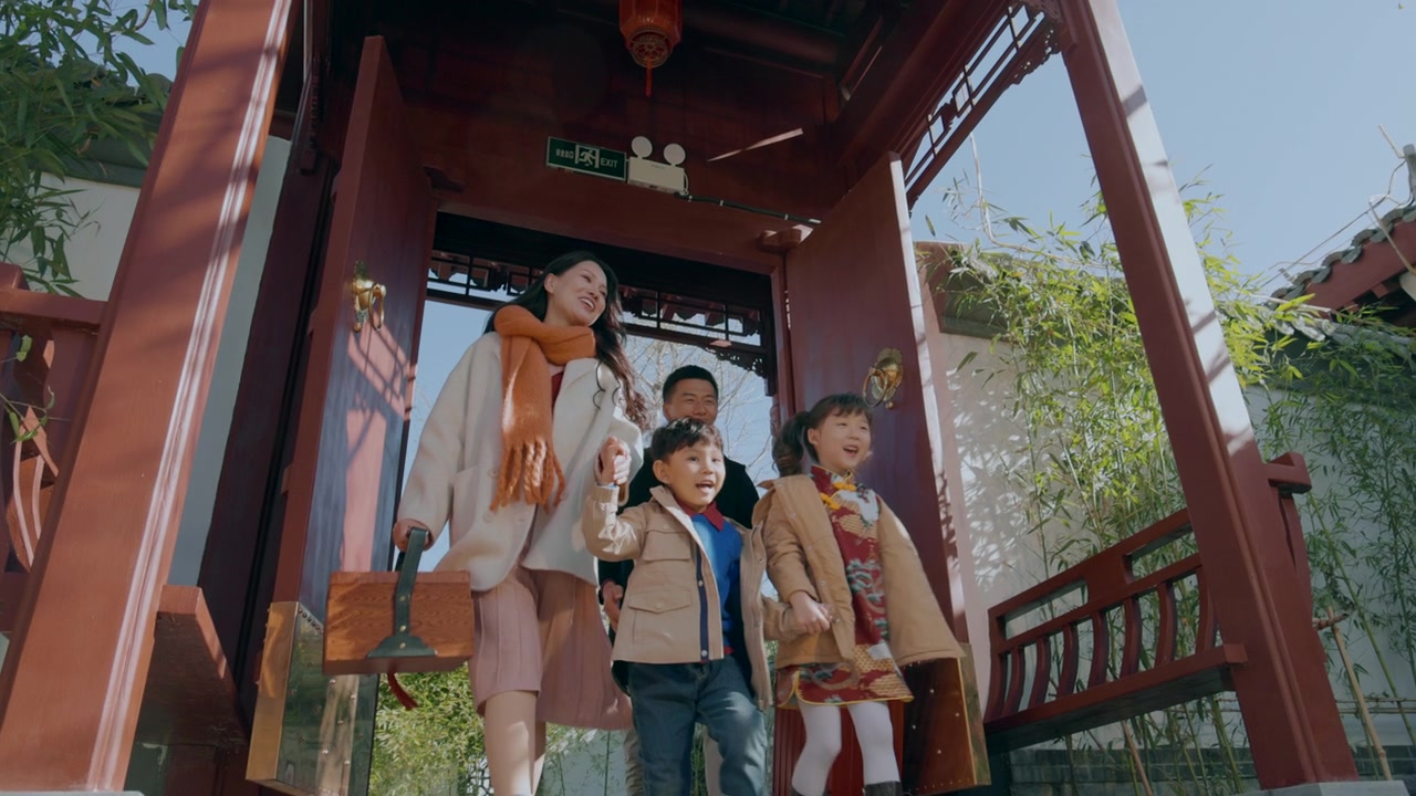 幸福的家庭庆祝新年视频素材画面2