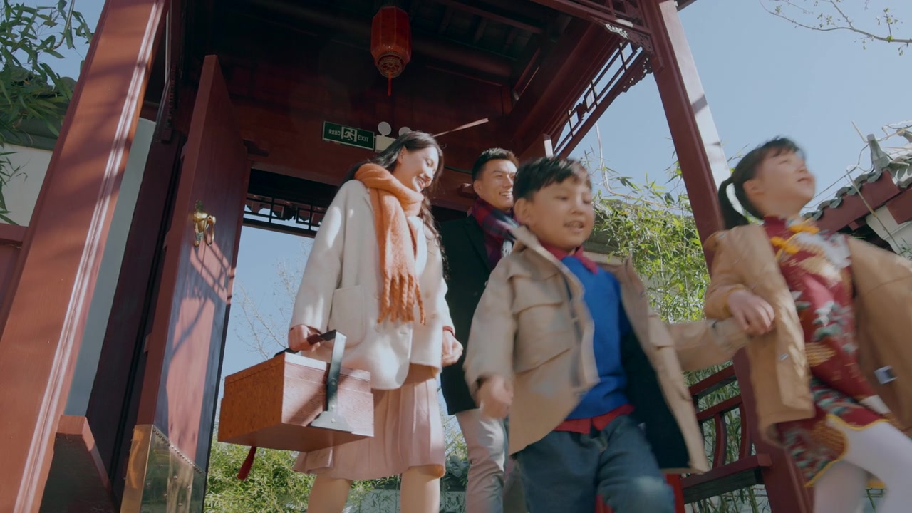 幸福的家庭庆祝新年视频素材画面3