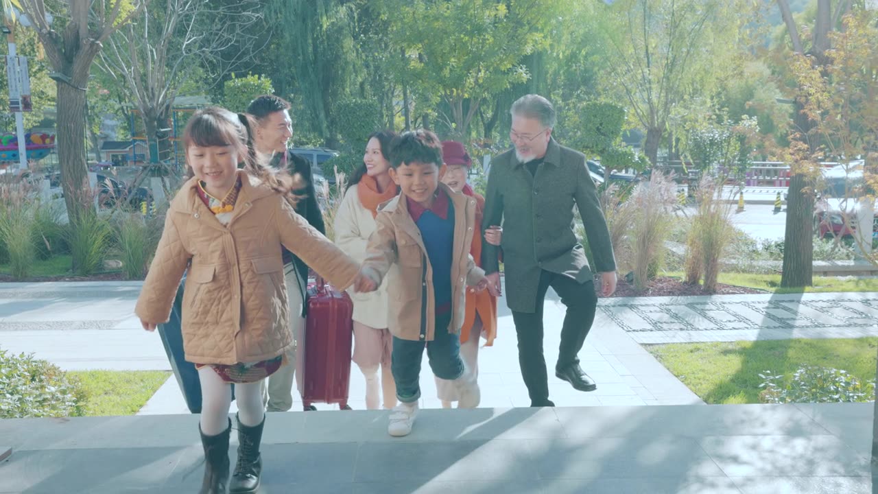 幸福的家庭庆祝新年视频素材画面1