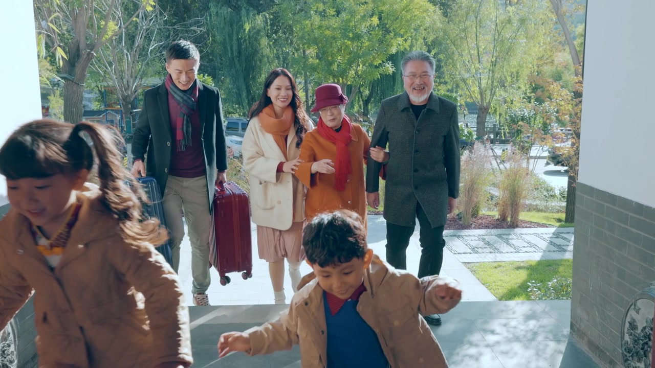 幸福的家庭庆祝新年视频素材画面2
