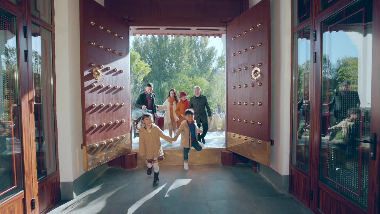 幸福的家庭庆祝新年视频素材画面1
