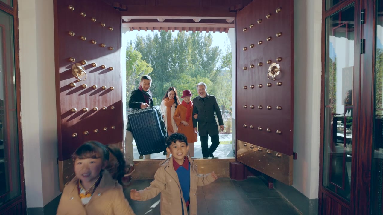 幸福的家庭庆祝新年视频素材画面2