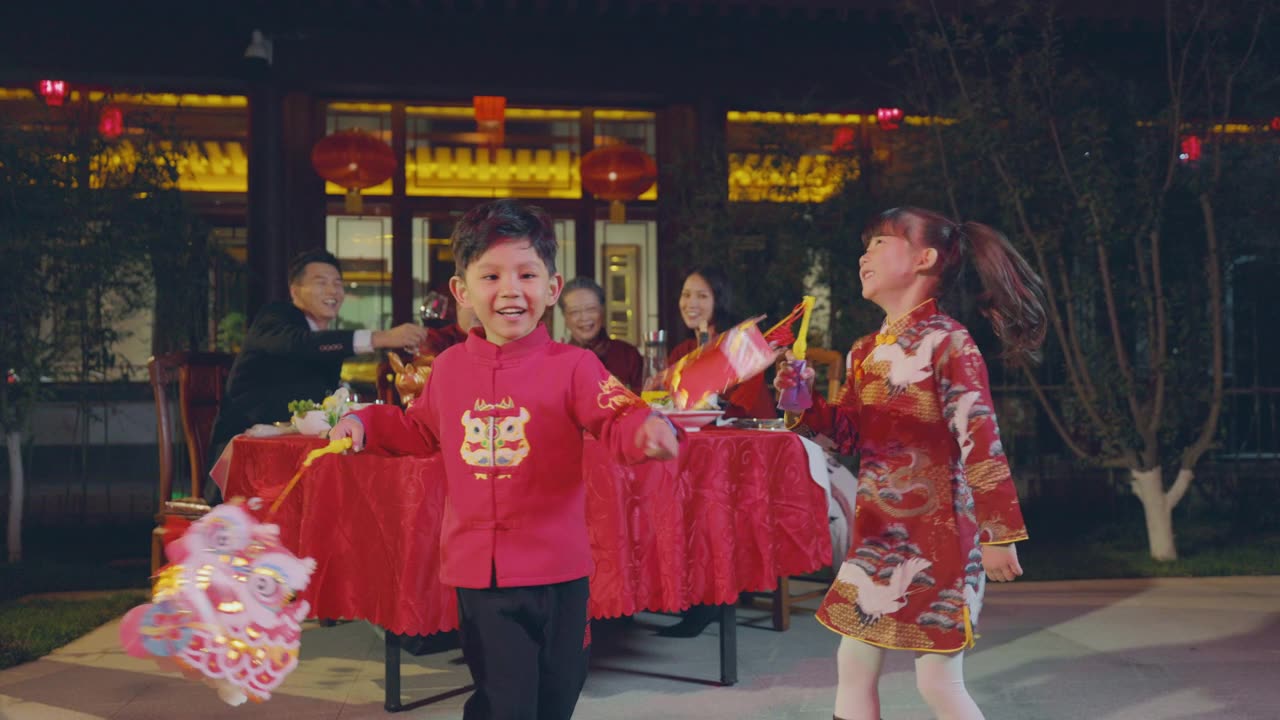 幸福的家庭庆祝新年视频素材画面1