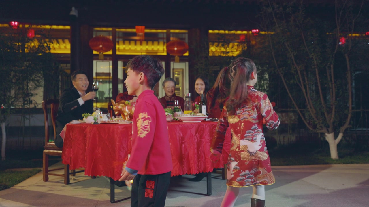 幸福的家庭庆祝新年视频素材画面2