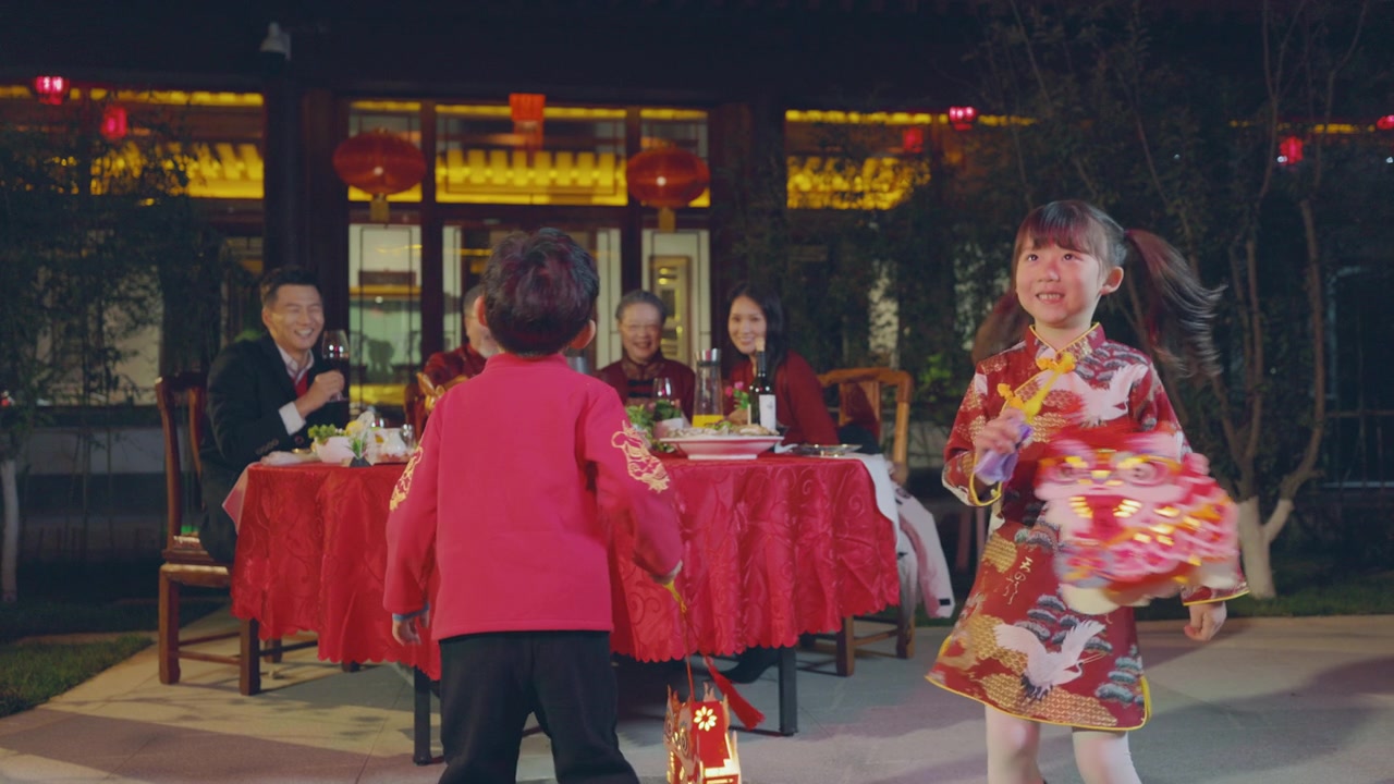 幸福的家庭庆祝新年视频素材画面3