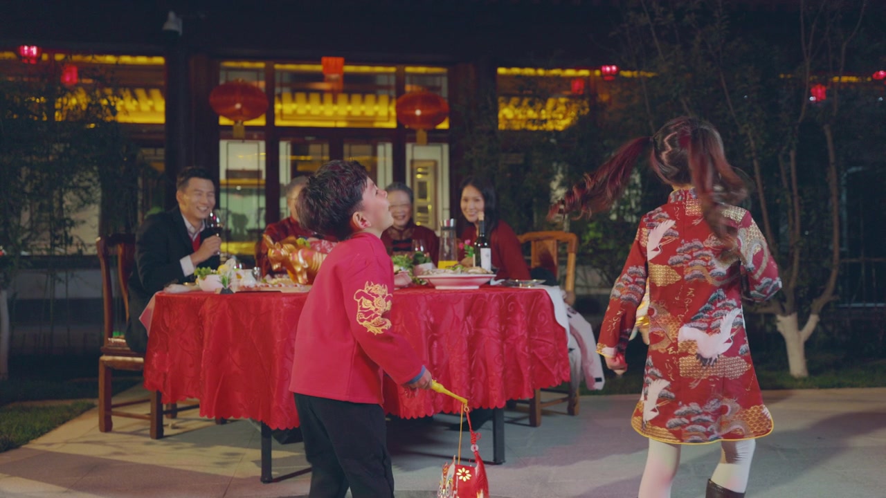 幸福的家庭庆祝新年视频素材画面4
