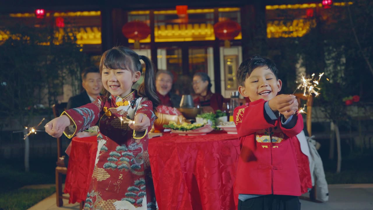 幸福的家庭庆祝新年视频素材画面1