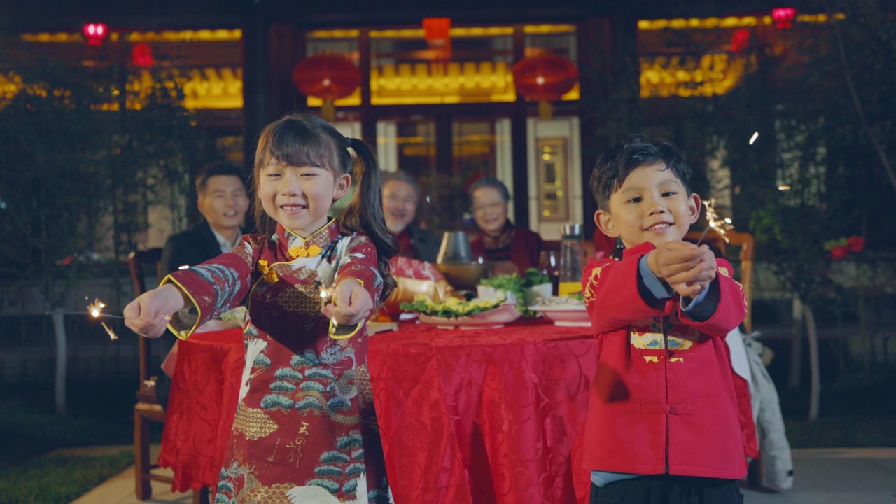 幸福的家庭庆祝新年视频素材画面2