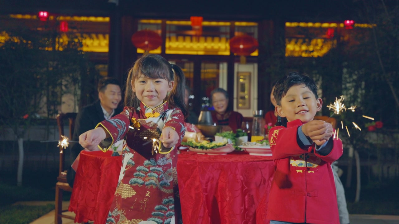 幸福的家庭庆祝新年视频素材画面3