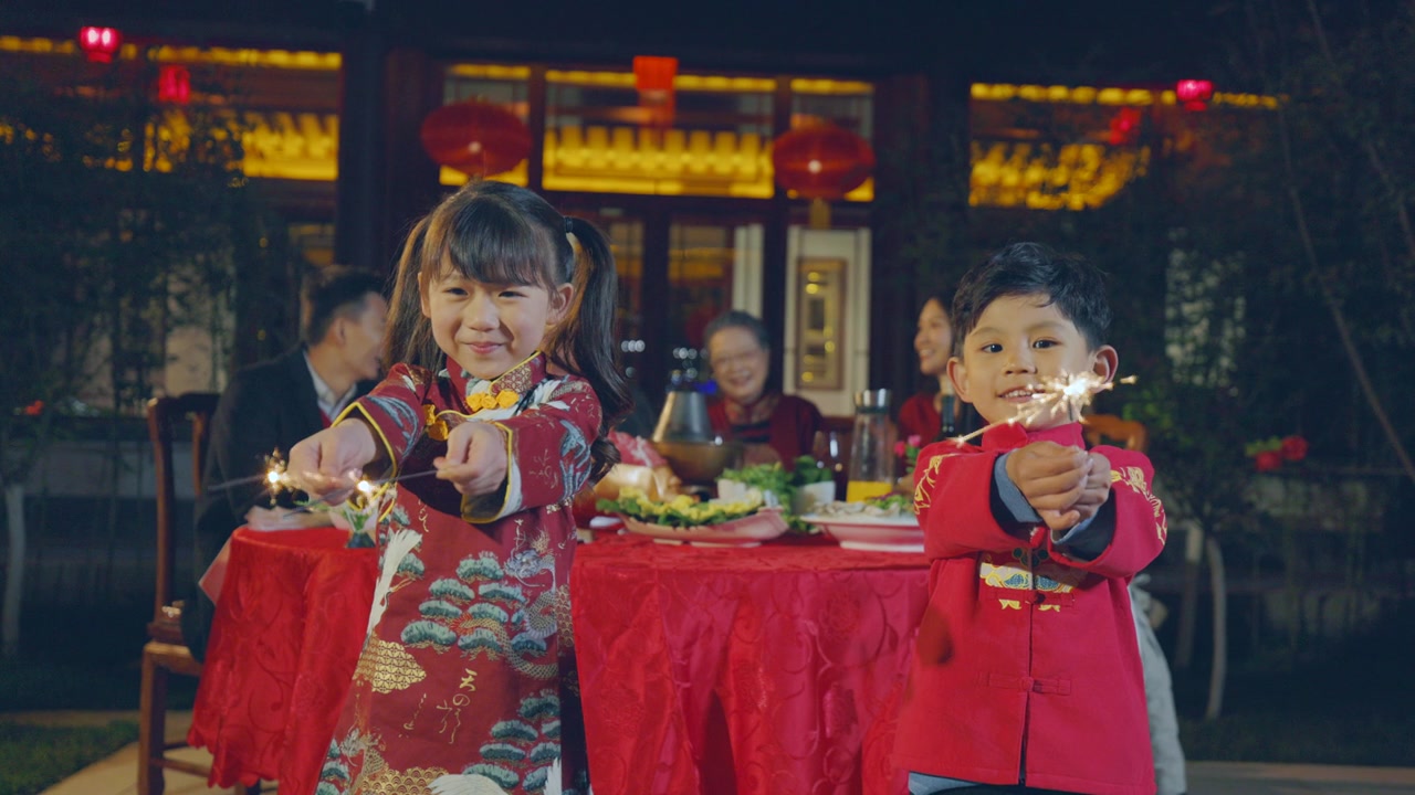 幸福的家庭庆祝新年视频素材画面4