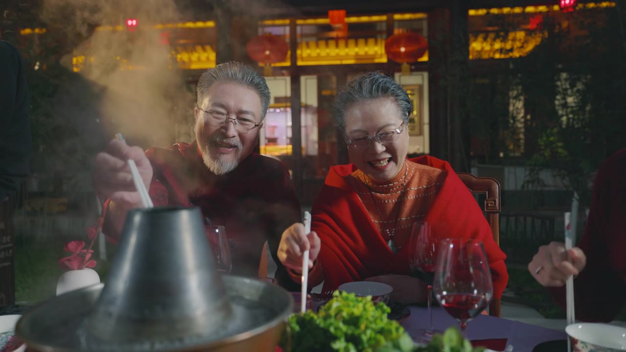 东方家庭在春节期间在中国的院子里吃晚饭视频素材画面1