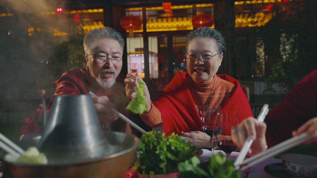 东方家庭在春节期间在中国的院子里吃晚饭视频素材画面2