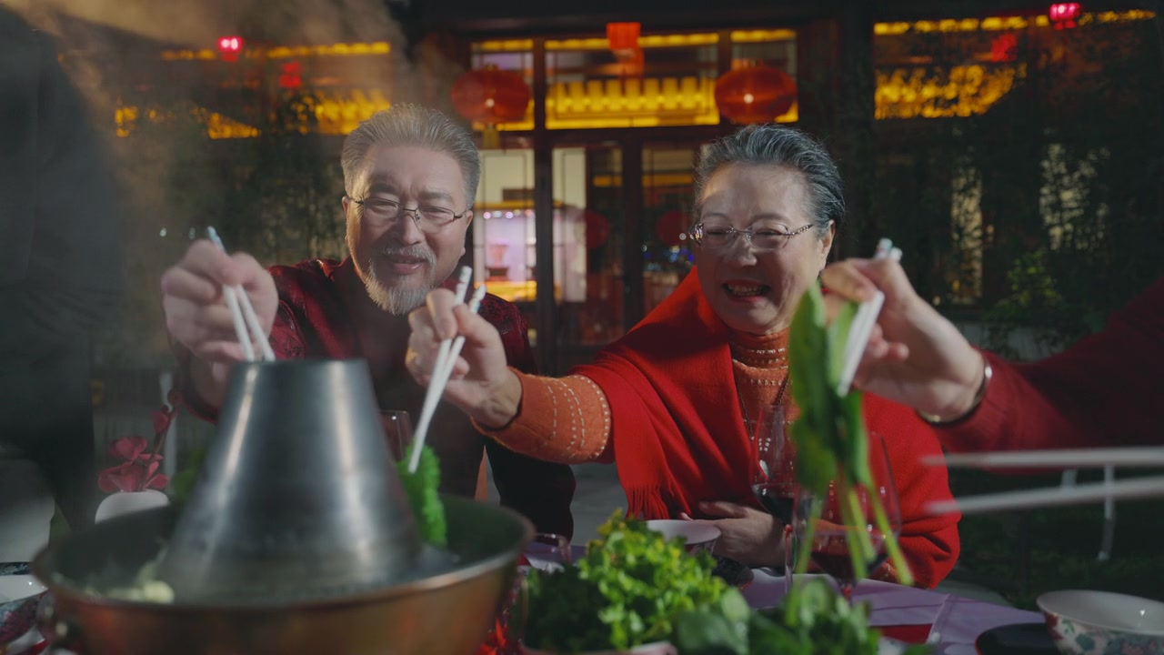 东方家庭在春节期间在中国的院子里吃晚饭视频素材画面3