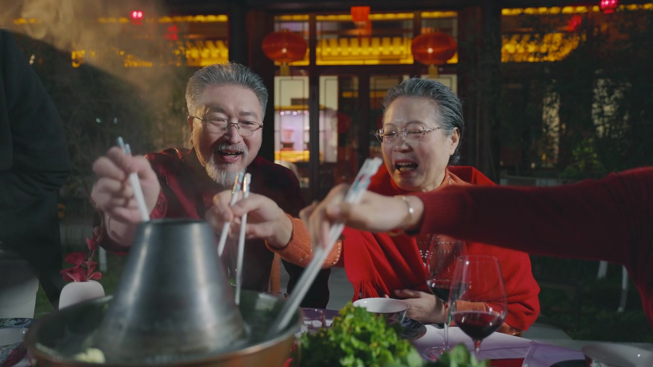 东方家庭在春节期间在中国的院子里吃晚饭视频素材画面4