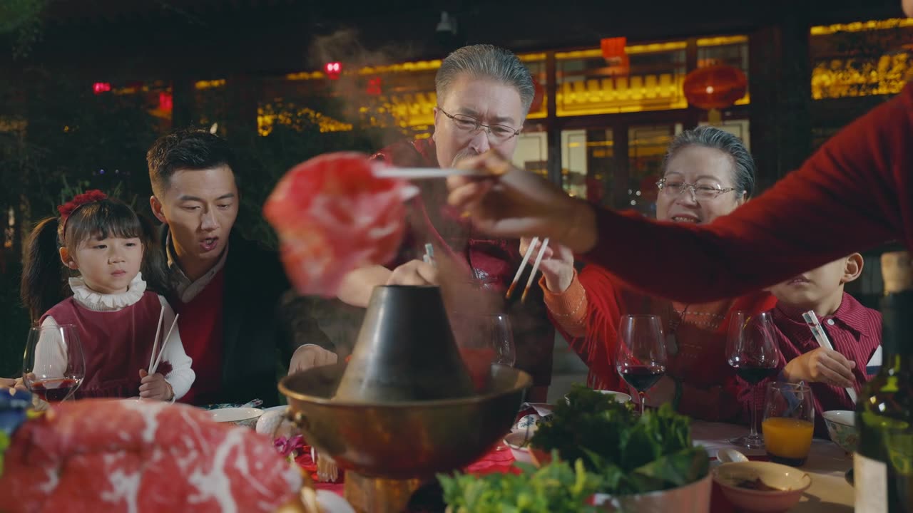 春节东方家庭聚餐在中式园林视频素材画面1