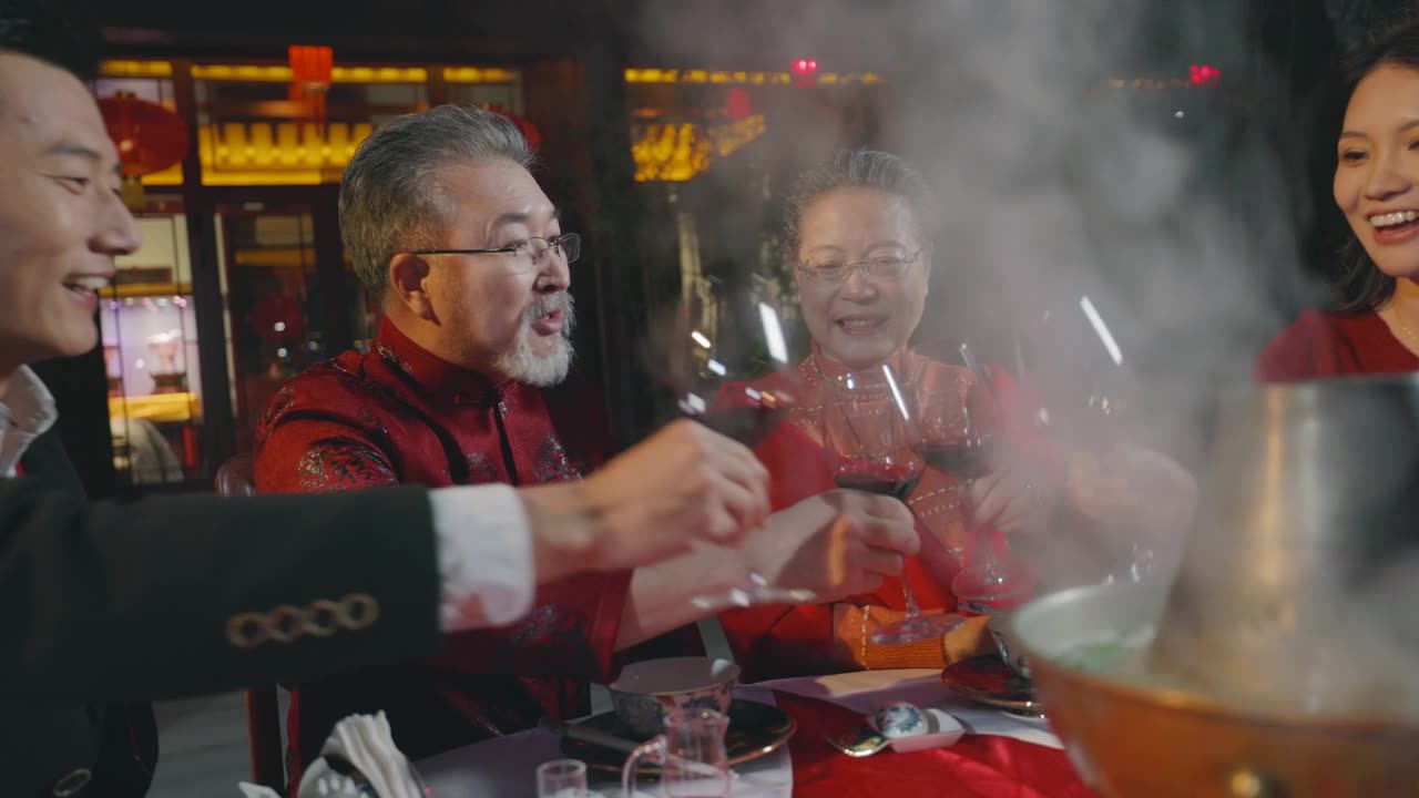 春节东方家庭聚餐在中式园林视频素材画面1