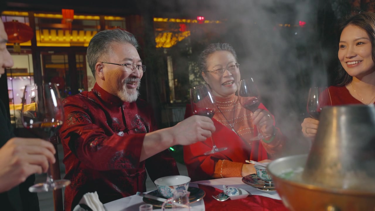 春节东方家庭聚餐在中式园林视频素材画面2