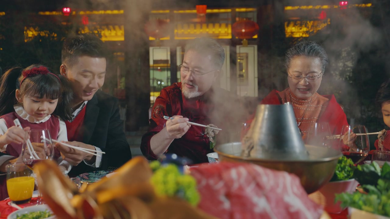 东方家庭在春节期间在中国的院子里吃晚饭视频素材画面3