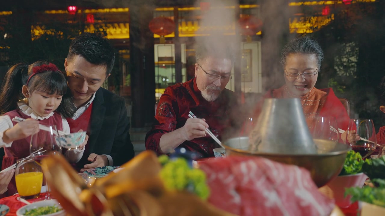 东方家庭在春节期间在中国的院子里吃晚饭视频素材画面4