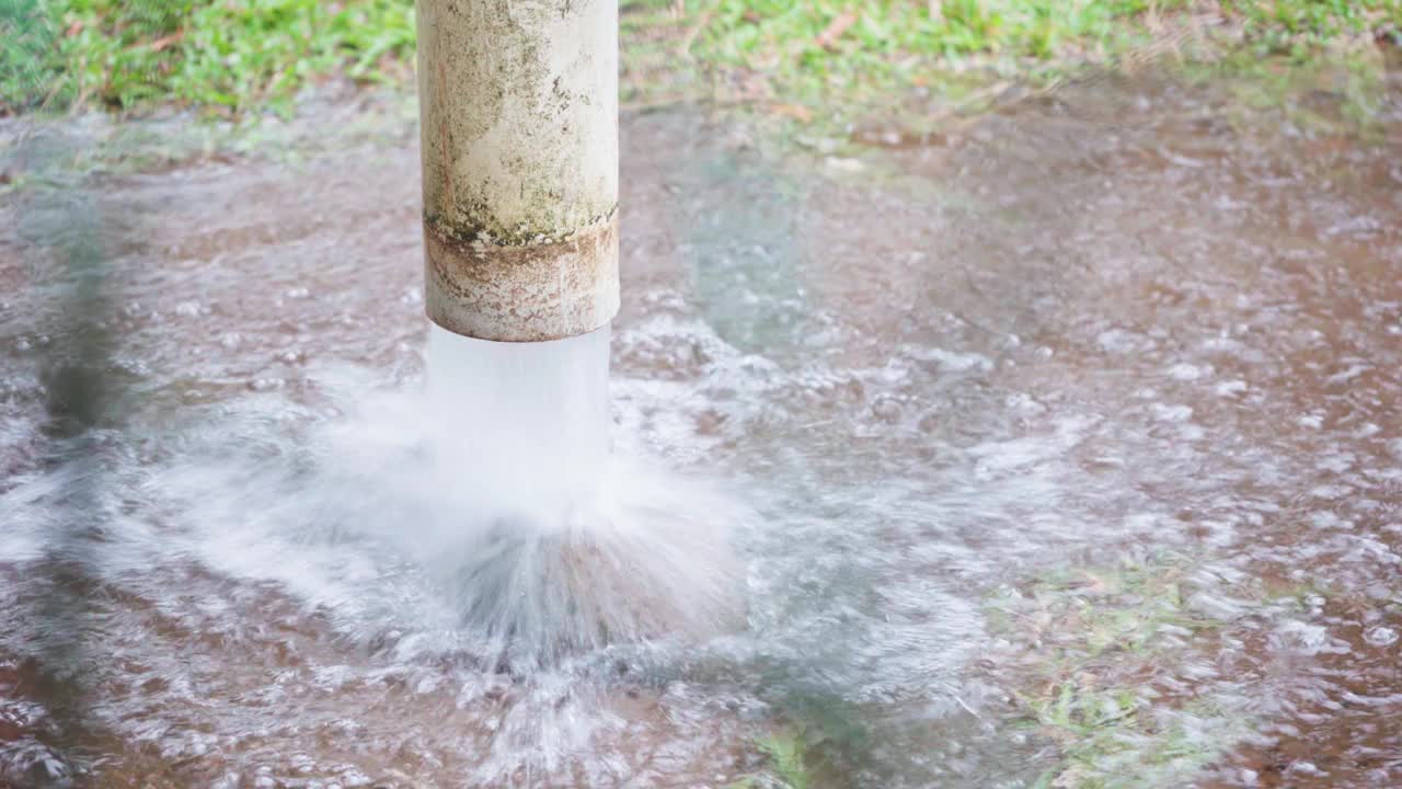 大雨顺着落水管排水管倾泻而下。视频下载