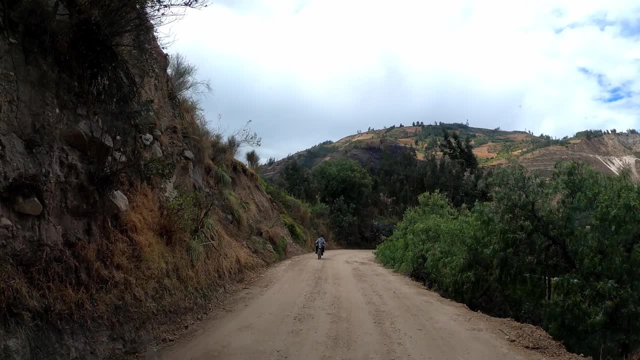 pov快速相机到帕隆泻湖，在蓝天白云的日子里，在树和山之间的土路上开车到瓦拉兹视频素材