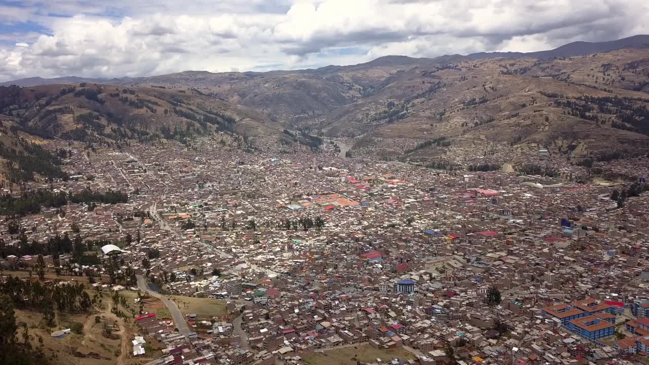 无人机拍摄的瓦拉兹市，房屋、山脉和白色的床垫云视频素材