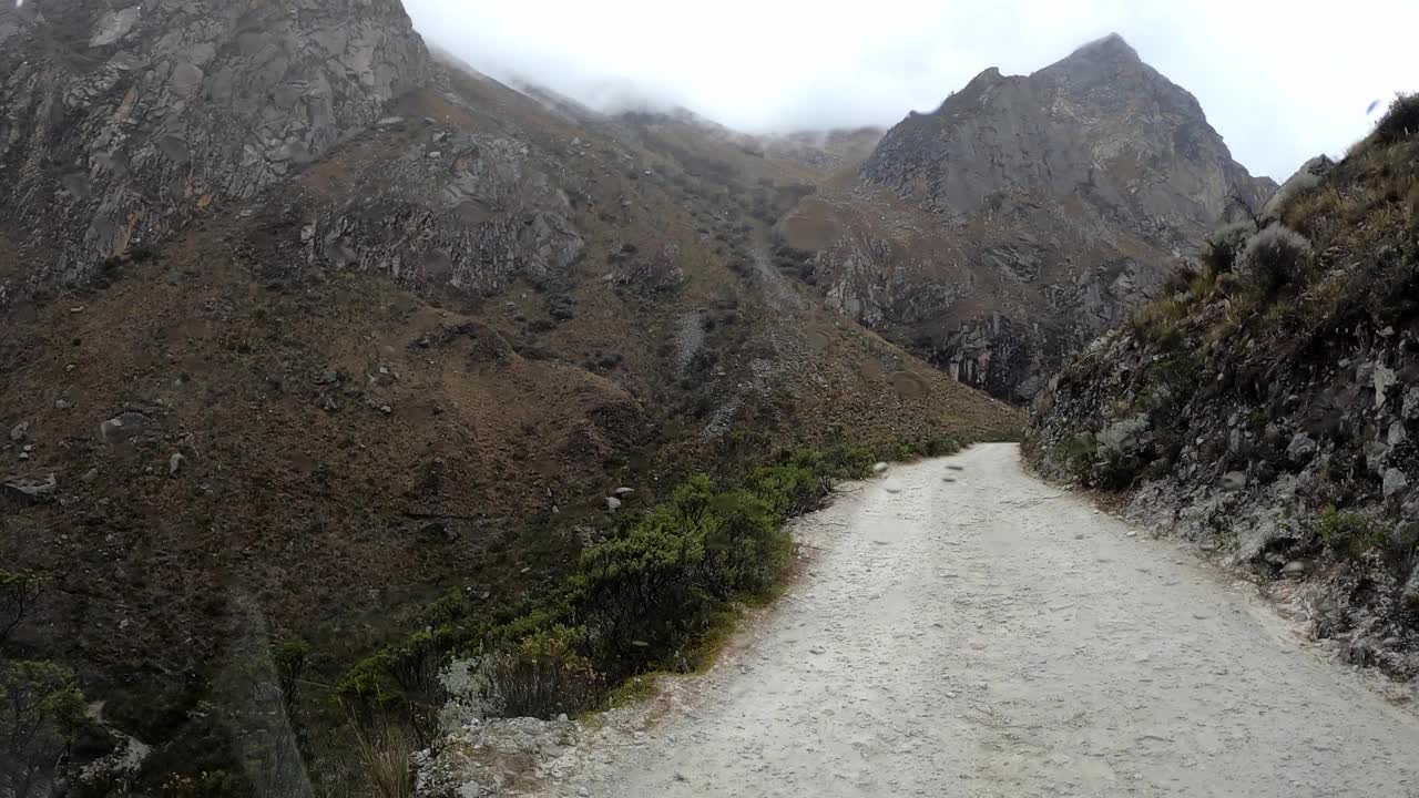 驱车前往帕隆泻湖，在有蓝天和白云的日子里，瓦拉兹在树木和山丘之间的土路上行驶，奶牛的雨点落在挡风玻璃上视频素材