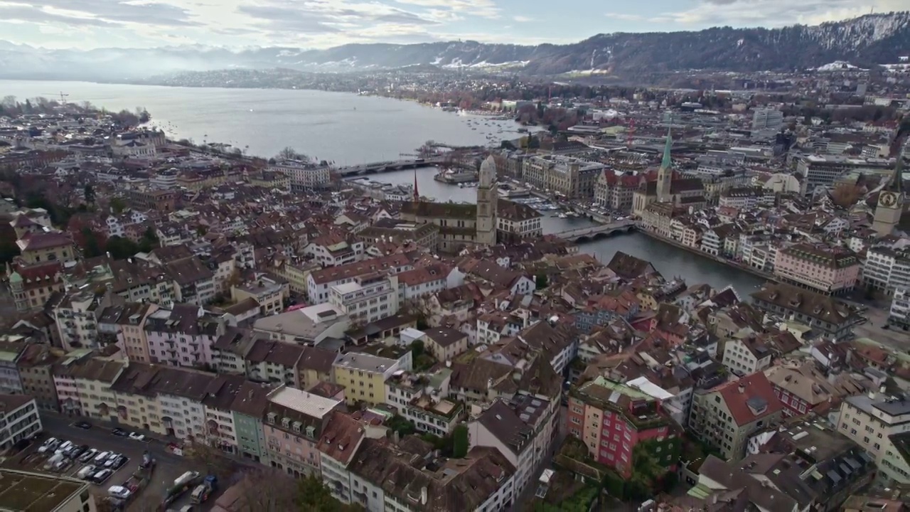 在一个多云的冬日里，以Zürich湖和瑞士阿尔卑斯山为背景的Zürich市鸟瞰图。视频素材