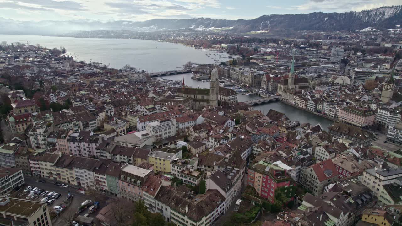 在一个多云的冬日里，以Zürich湖和瑞士阿尔卑斯山为背景的Zürich市鸟瞰图。视频素材