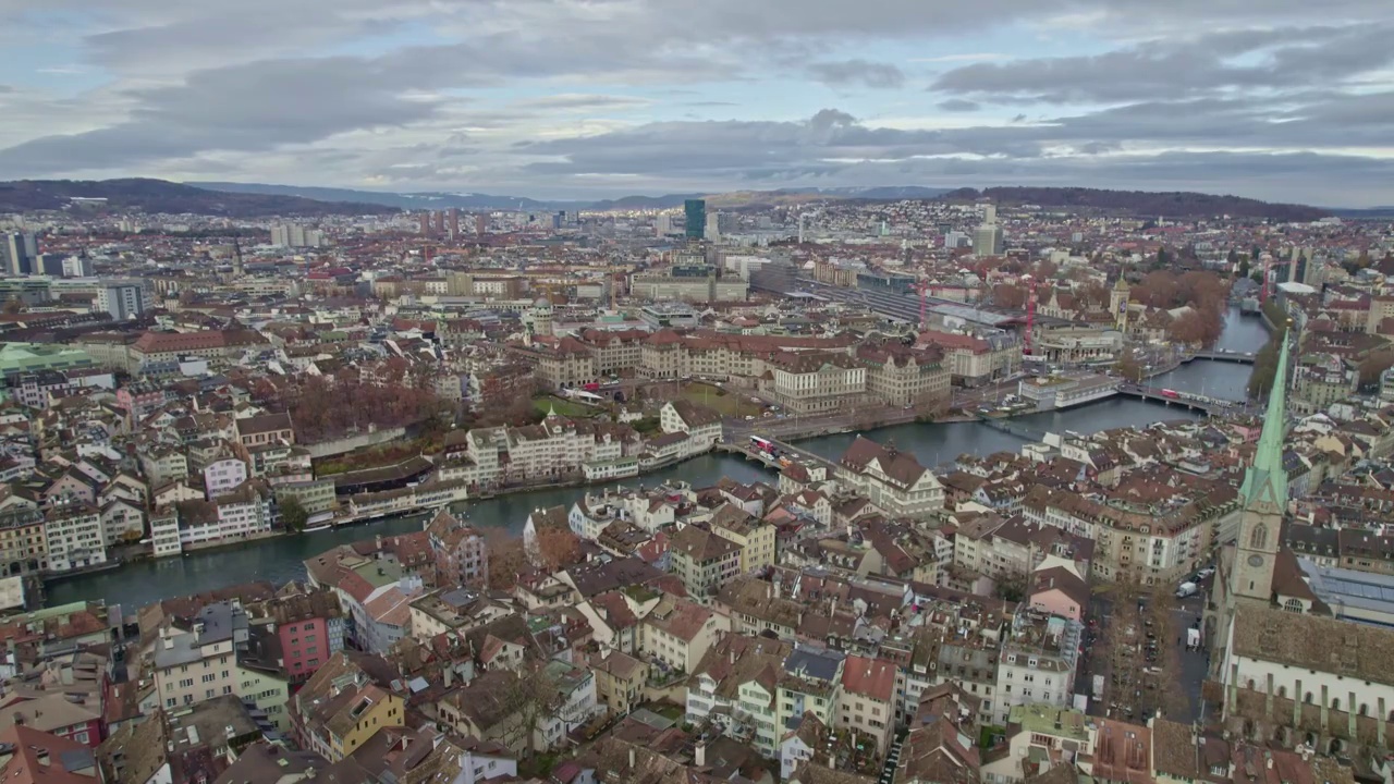 在一个多云的冬日里，以Zürich湖和瑞士阿尔卑斯山为背景的Zürich市鸟瞰图。视频素材