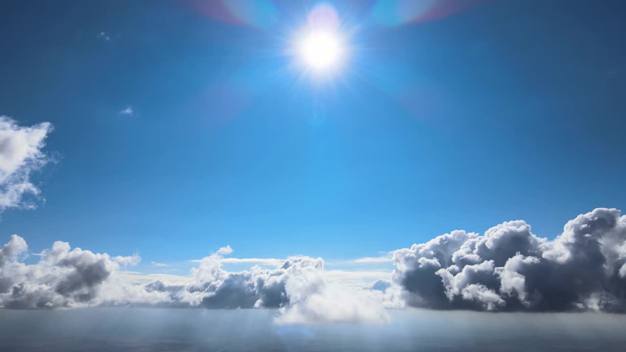 高空从飞机窗口俯瞰被暴雨前形成的蓬松积云覆盖的地面视频素材