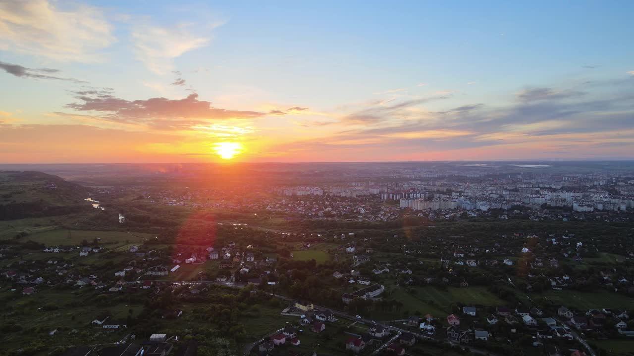 鸟瞰图住宅在郊区农村地区在日落视频素材