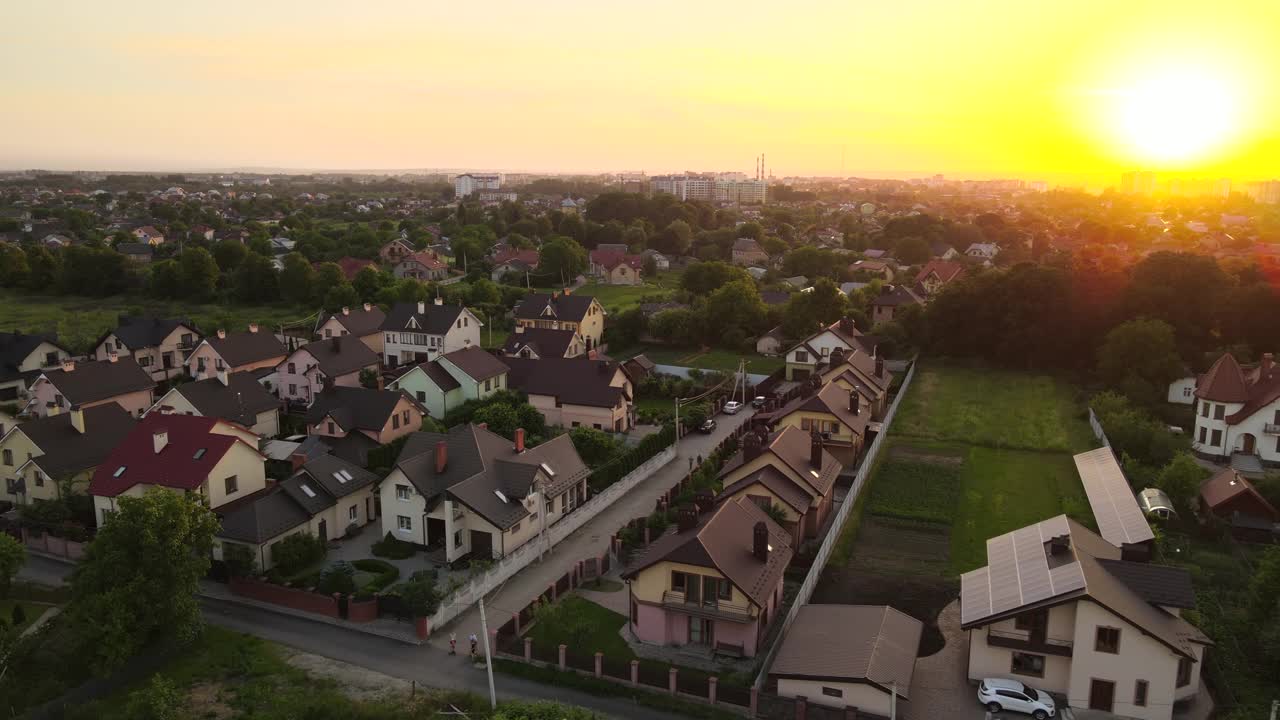 鸟瞰图住宅在郊区农村地区在日落视频素材