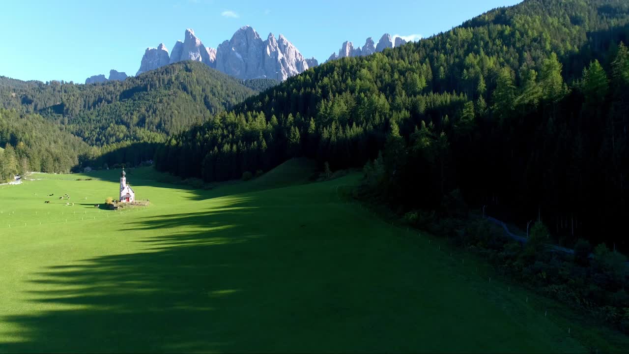 富内斯山谷(Villnößtal, Val di Funes)和盖斯勒山脉前拉努伊的内波穆克圣约翰教堂视频素材