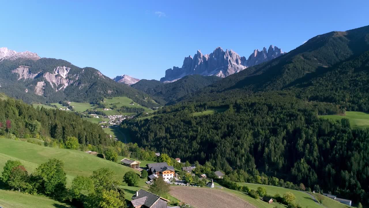 富内斯山谷(Villnößtal，瓦尔迪富内斯)在盖斯勒山前面视频素材