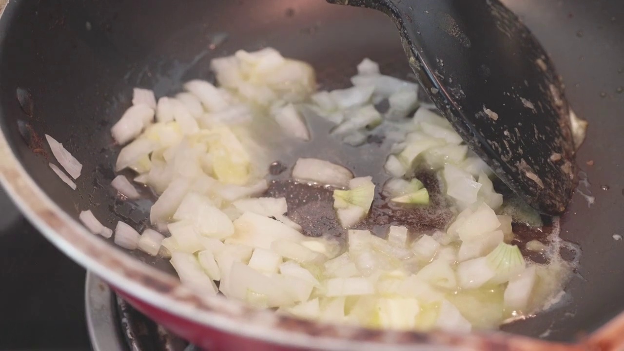 制作千层面，家庭烹饪社交媒体风格的视频视频素材