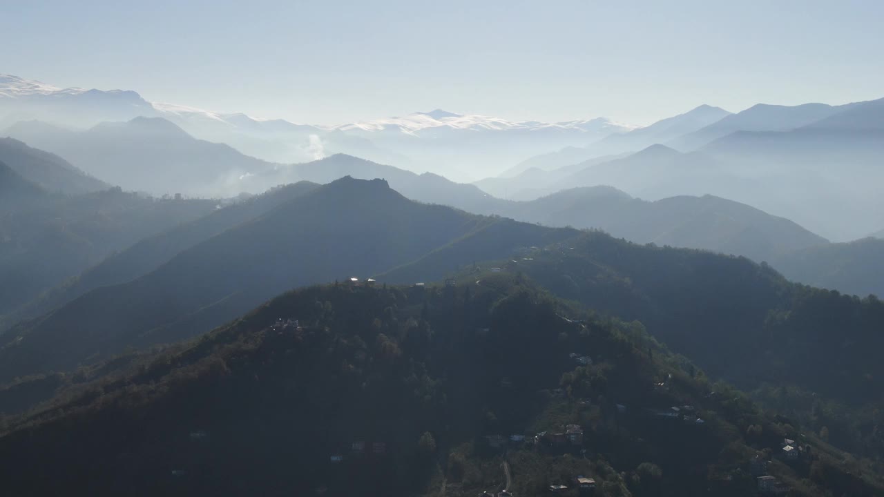 鸟瞰郁郁葱葱的绿色雨林山视频素材