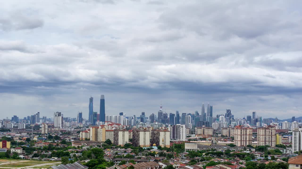 4K吉隆坡市中心移动的云的延时视频素材