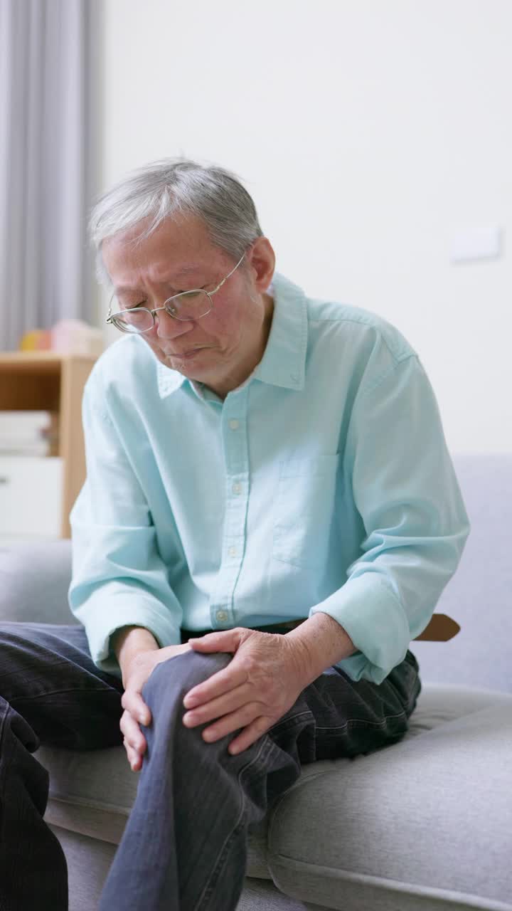 男子抱着膝盖，疼痛难忍视频素材