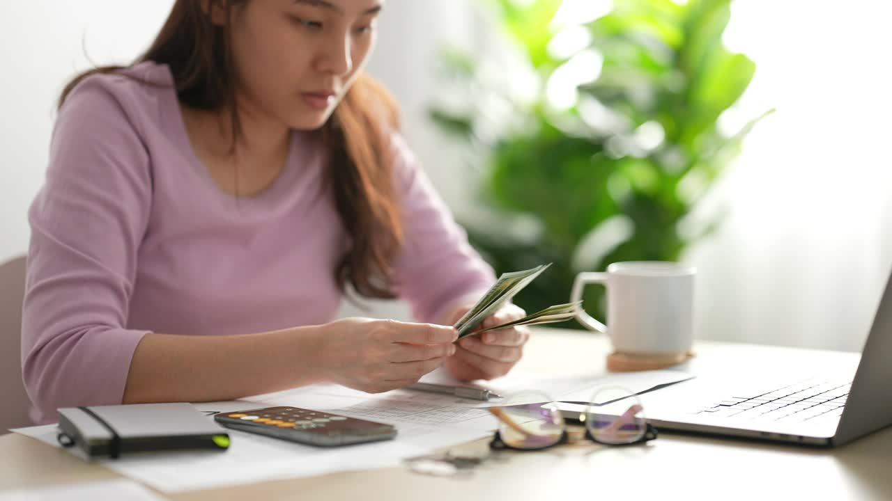 近女双手用计算器计算费用视频素材