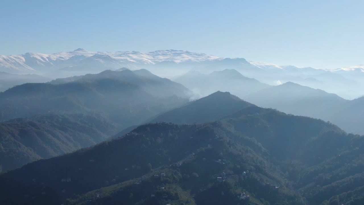 鸟瞰郁郁葱葱的绿色雨林山视频素材