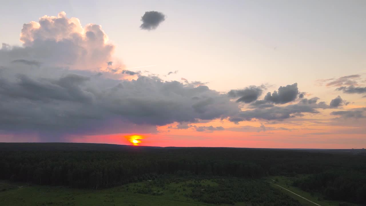 太阳在地平线上，美丽的橙色夜空全景。视频素材